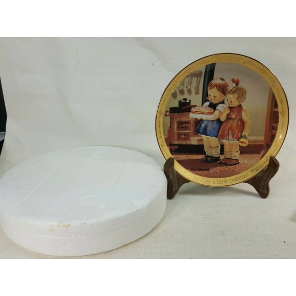 M.J. Hummel Make Life A Little Sweeter Sisters Plate Danbury Mint CDB32 - Picture 4 of 7